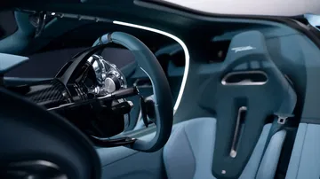 Vista de los asientos de cuero y detalles del interior del Bugatti Tourbillon.