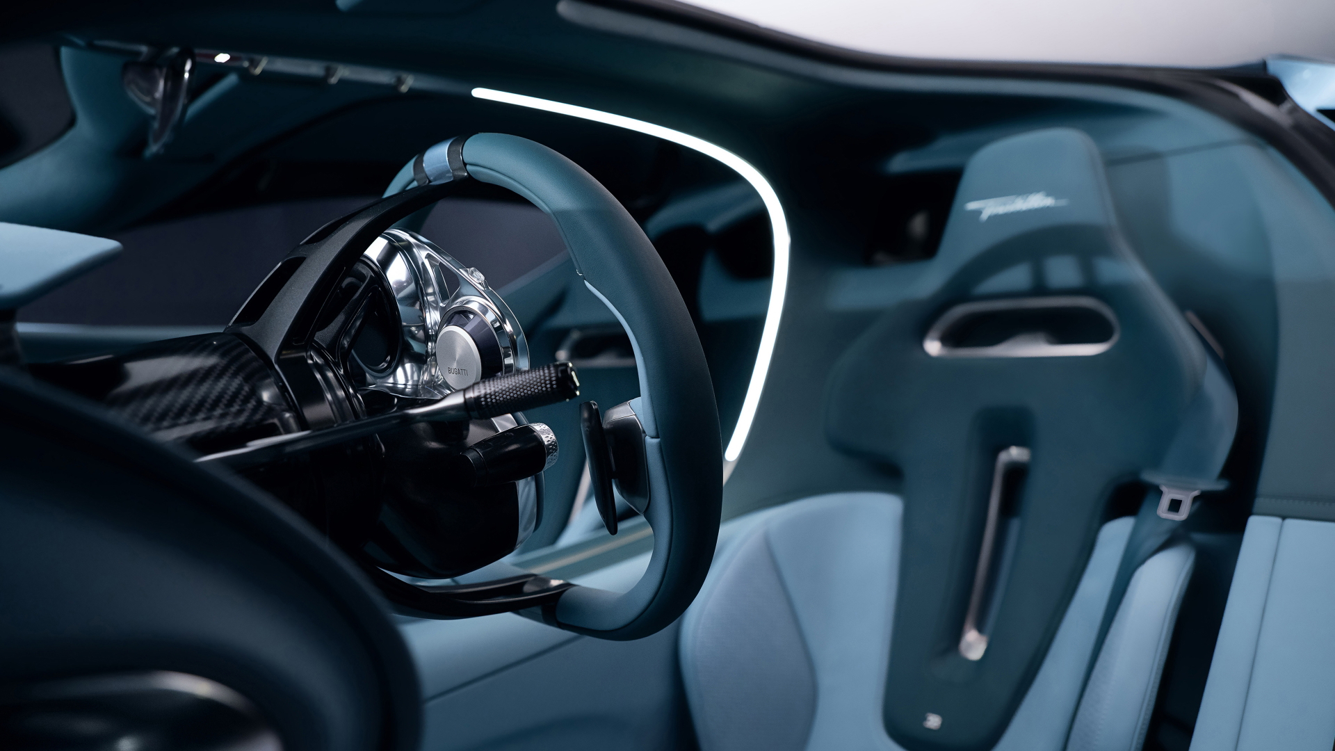 Vista de los asientos de cuero y detalles del interior del Bugatti Tourbillon.