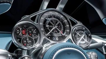 Panel de instrumentos del Bugatti con enfoque en su sofisticación y diseño. Panel de instrumentos del Bugatti con enfoque en su sofisticación y diseño.