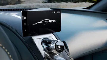 Panel de instrumentos digital del Bugatti Tourbillon con acabados de alta gama.