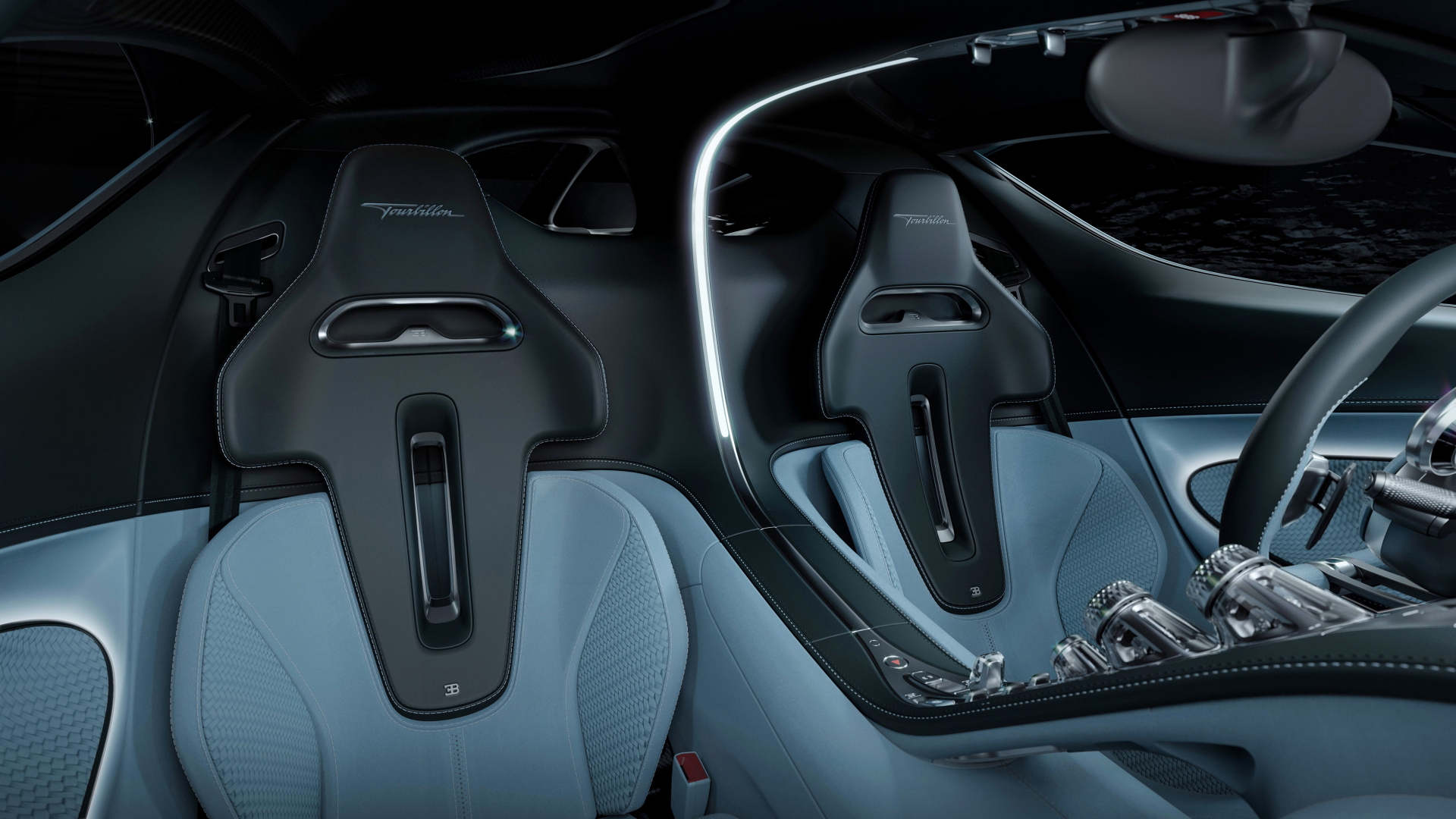 Cabina de lujo del Bugatti Tourbillon con asientos de cuero azul y volante detallado.