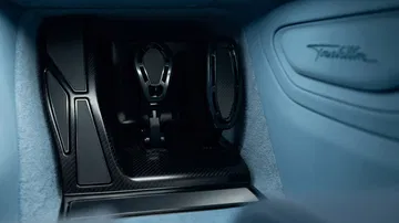 Vista del logo de Bugatti en componente interior.