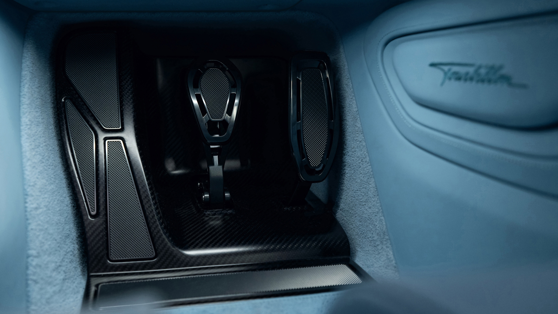 Vista del logo de Bugatti en componente interior.