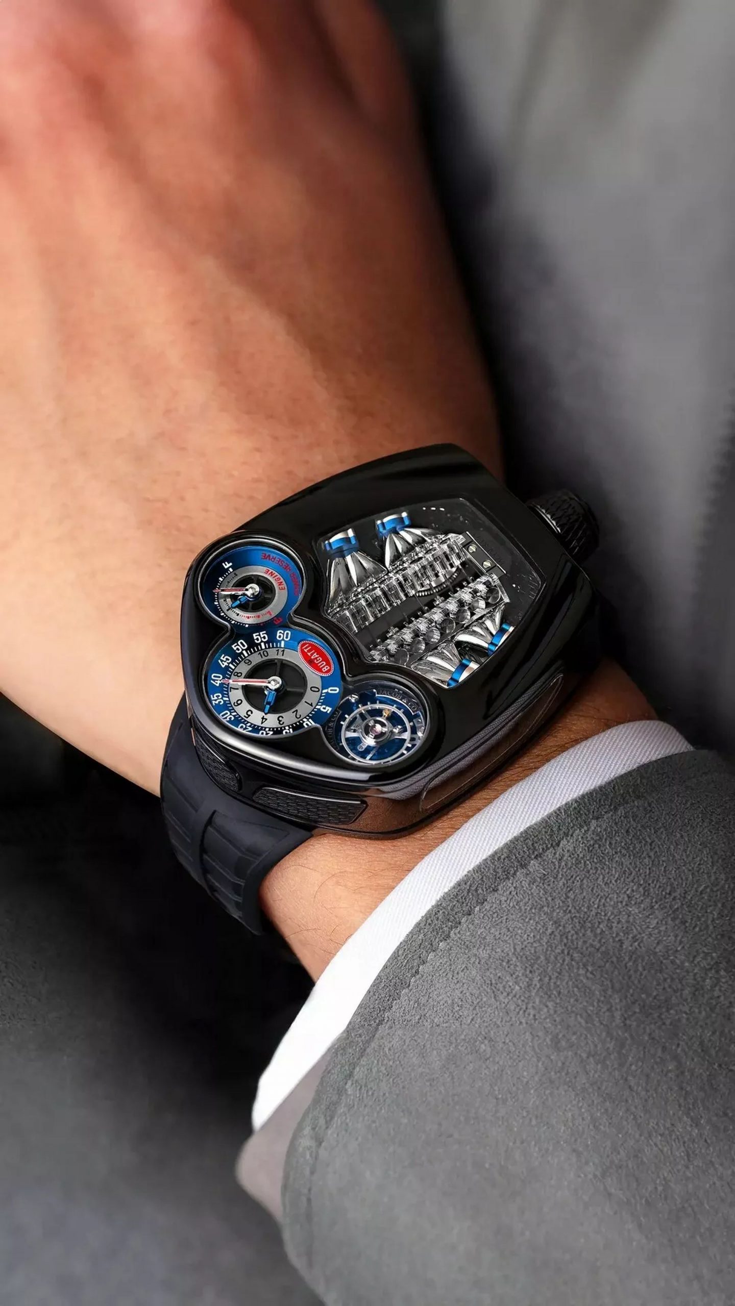 El Bugatti Tourbillon con diseño V16, lujo automotor en la muñeca.