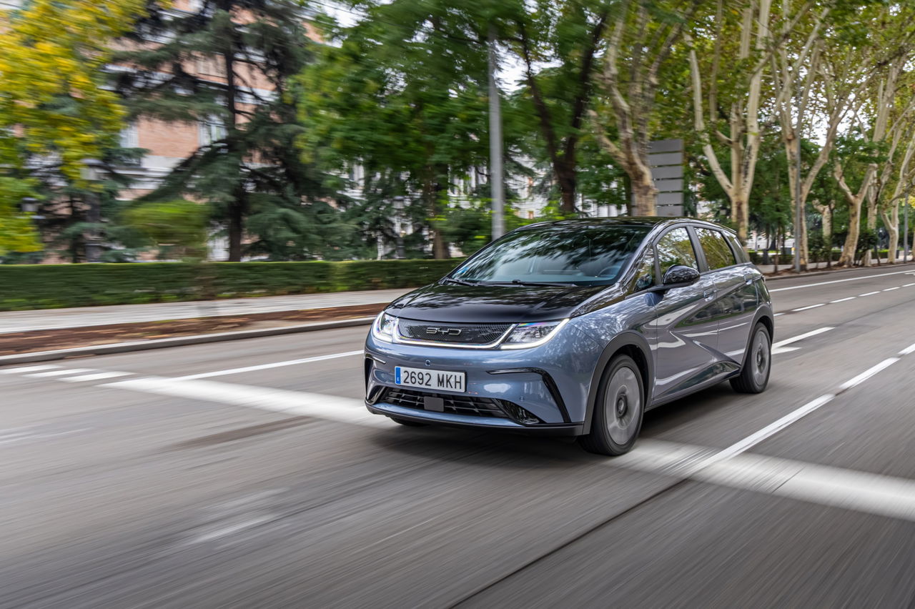Vista dinámica del BYD Dolphin circulando por carreteras del norte de España