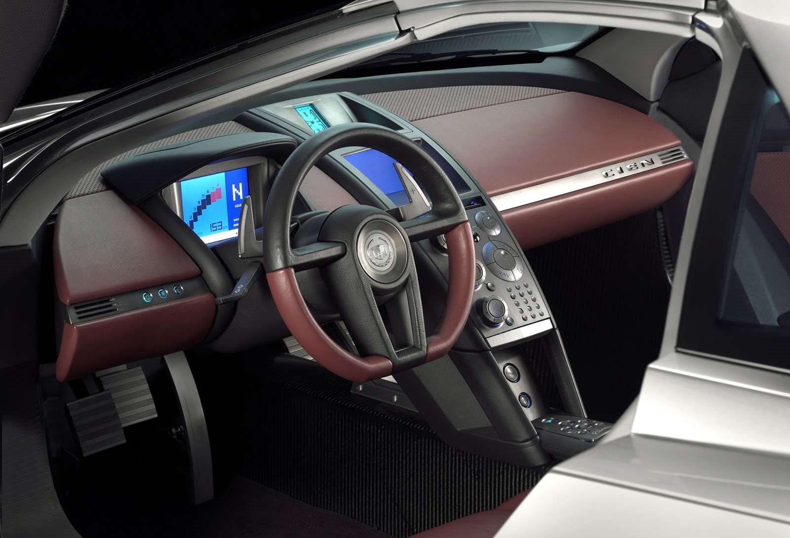 Vista de la cabina del Cadillac Cien, enfocando la elegancia y tecnología moderna del diseño.