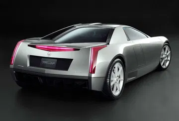 Vista trasera del Cadillac Cien 2002, evocando potencia y diseño futurista