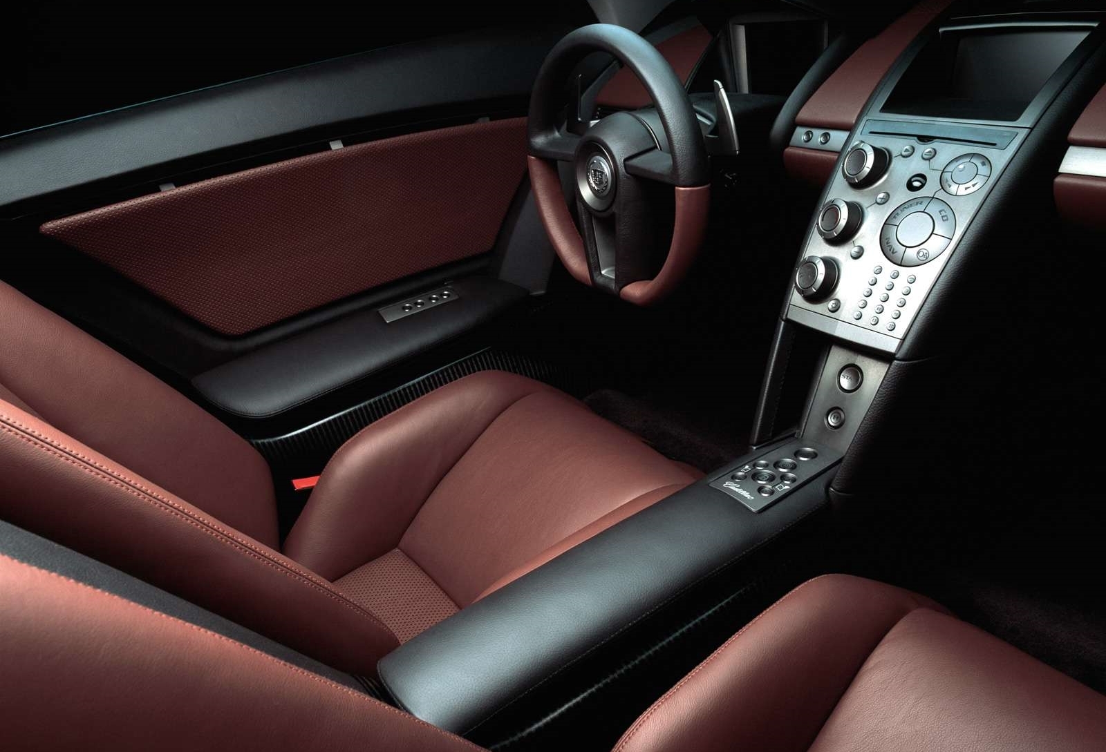 Vista de los asientos de cuero y detalles del interior del Cadillac Cien