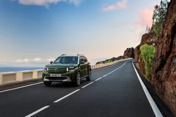 Vista lateral del Citroën C3 Aircross 2024 mostrando su diseño versátil.