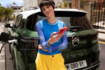 Vista trasera-lateral del Citroën C3 Aircross 2024, destacando su diseño y capacidad familiar.