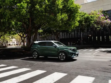 Vista lateral del Citroën C3 Aircross, destacando su diseño familiar y versátil.
