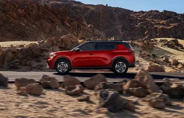 Vista lateral del Citroën C3 Aircross 2024, destacando su diseño robusto y perfil SUV.