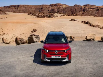 Vista frontal del nuevo Citroën C3 Aircross 2024, dominando con estilo.