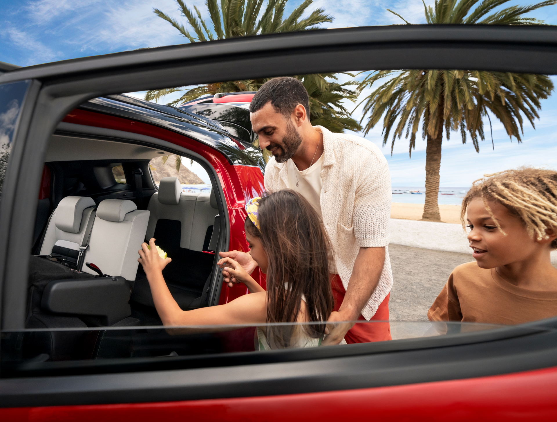 Familia disfrutando nuevo Citroën C3 Aircross, espacioso y versátil.