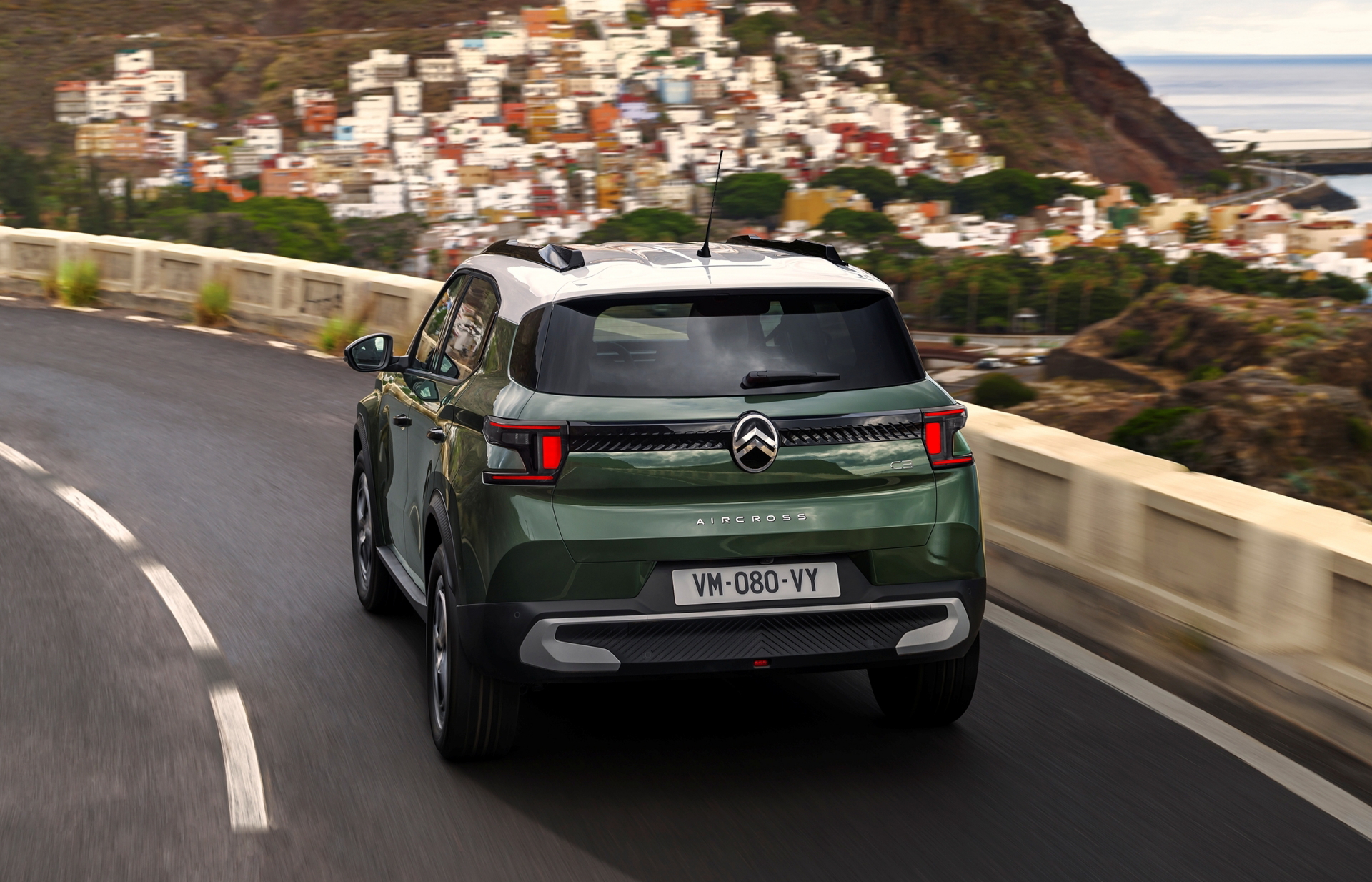 Vista dinámica del Citroën C3 Aircross 2024 destacando su diseño familiar.