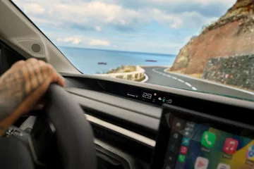 Vista interna destacando el tablero y la tecnología integrada.
