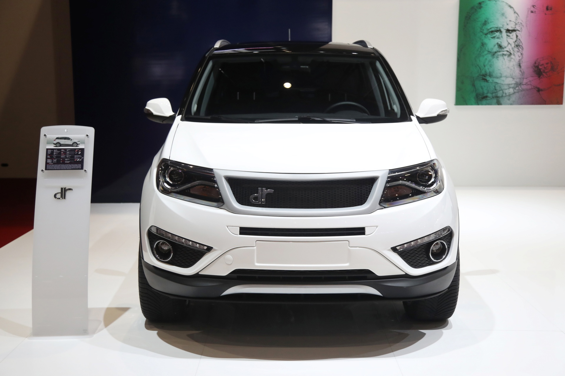 Vista frontal del vehículo cuestionado en el escándalo de ensamblaje.