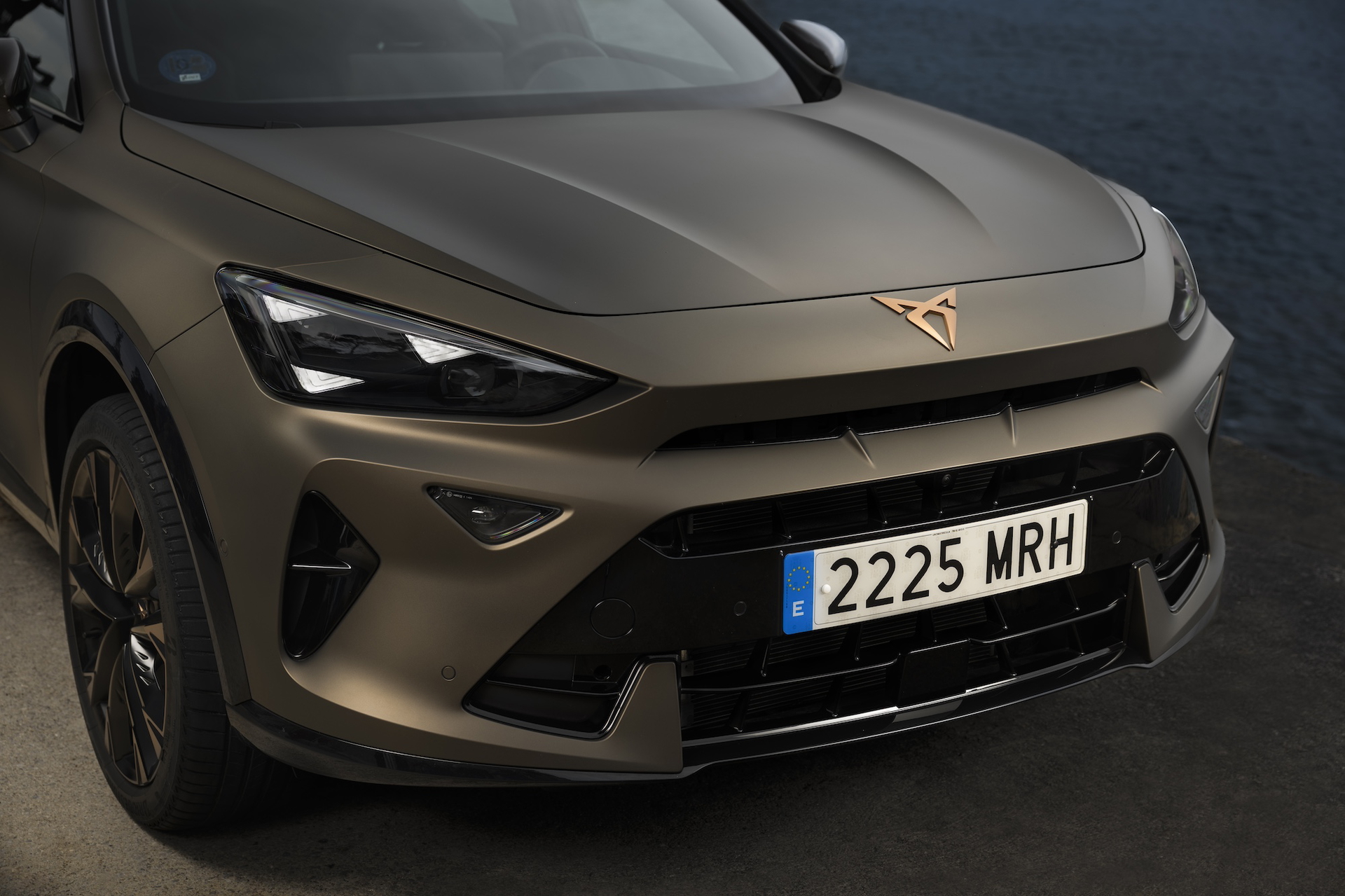 Vista frontal agresiva del CUPRA Formentor 2024, destacando su diseño vanguardista.