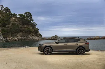 Vista lateral del CUPRA Formentor 2024, destacando su diseño renovado y deportivo
