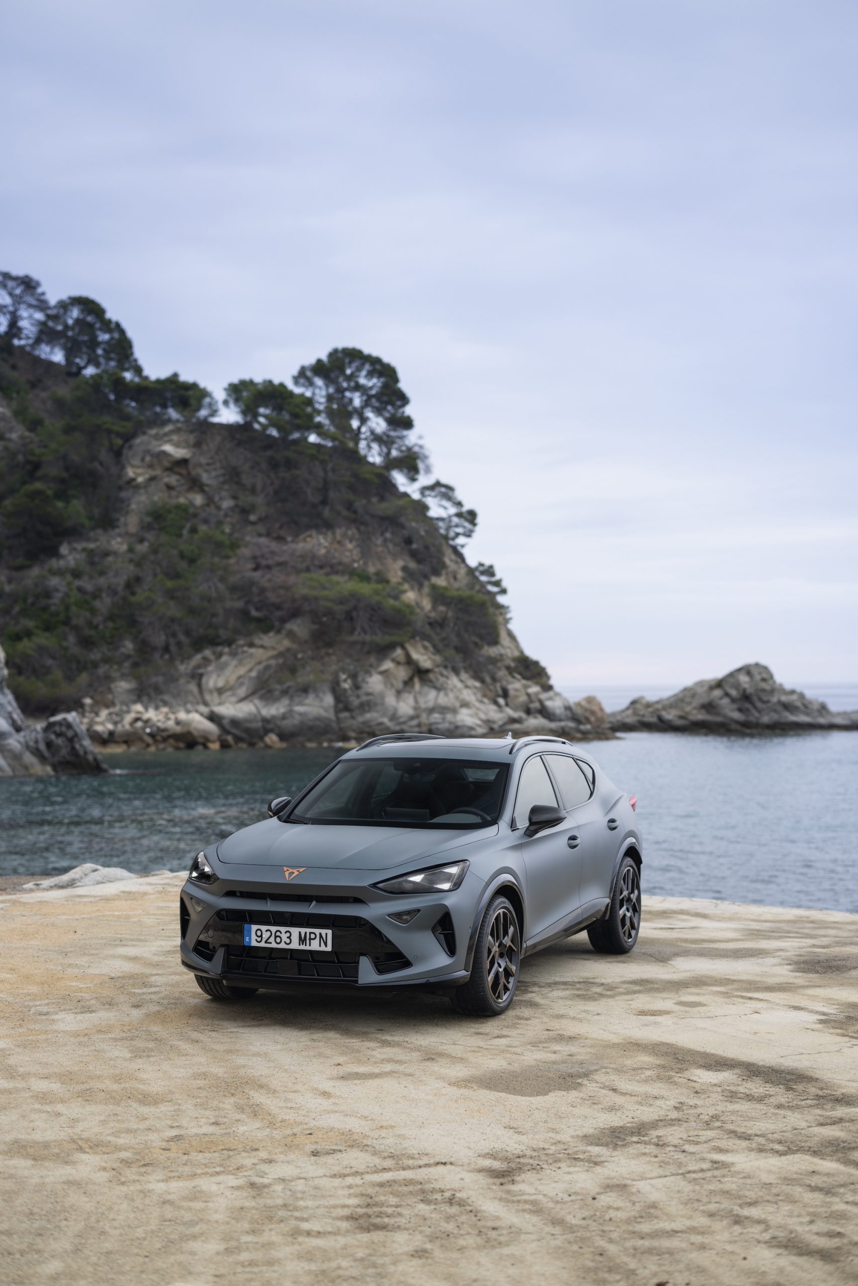El CUPRA Formentor 2024 luce su diseño dinámico y deportivo en una vista lateral.