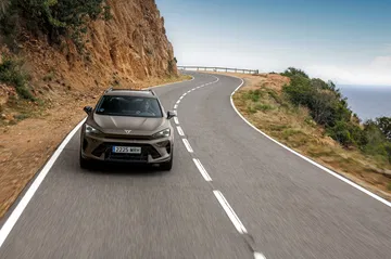 CUPRA Formentor 2024 rodando con elegancia en carretera