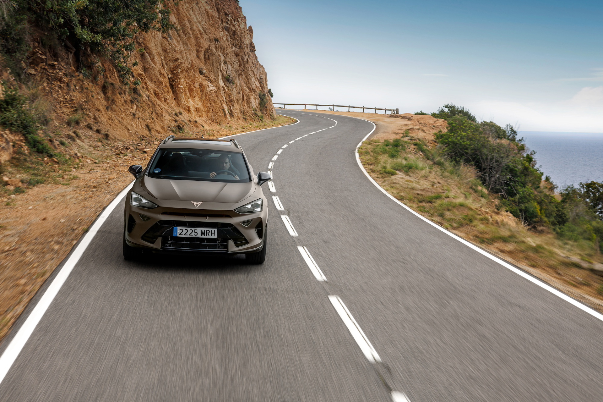 CUPRA Formentor 2024 rodando con elegancia en carretera