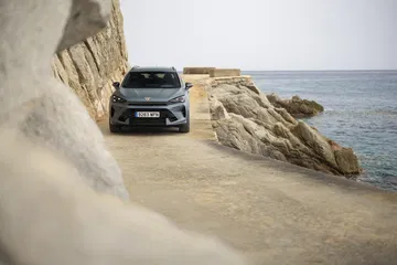 Vista lateral del CUPRA Formentor 2024 en entorno natural.