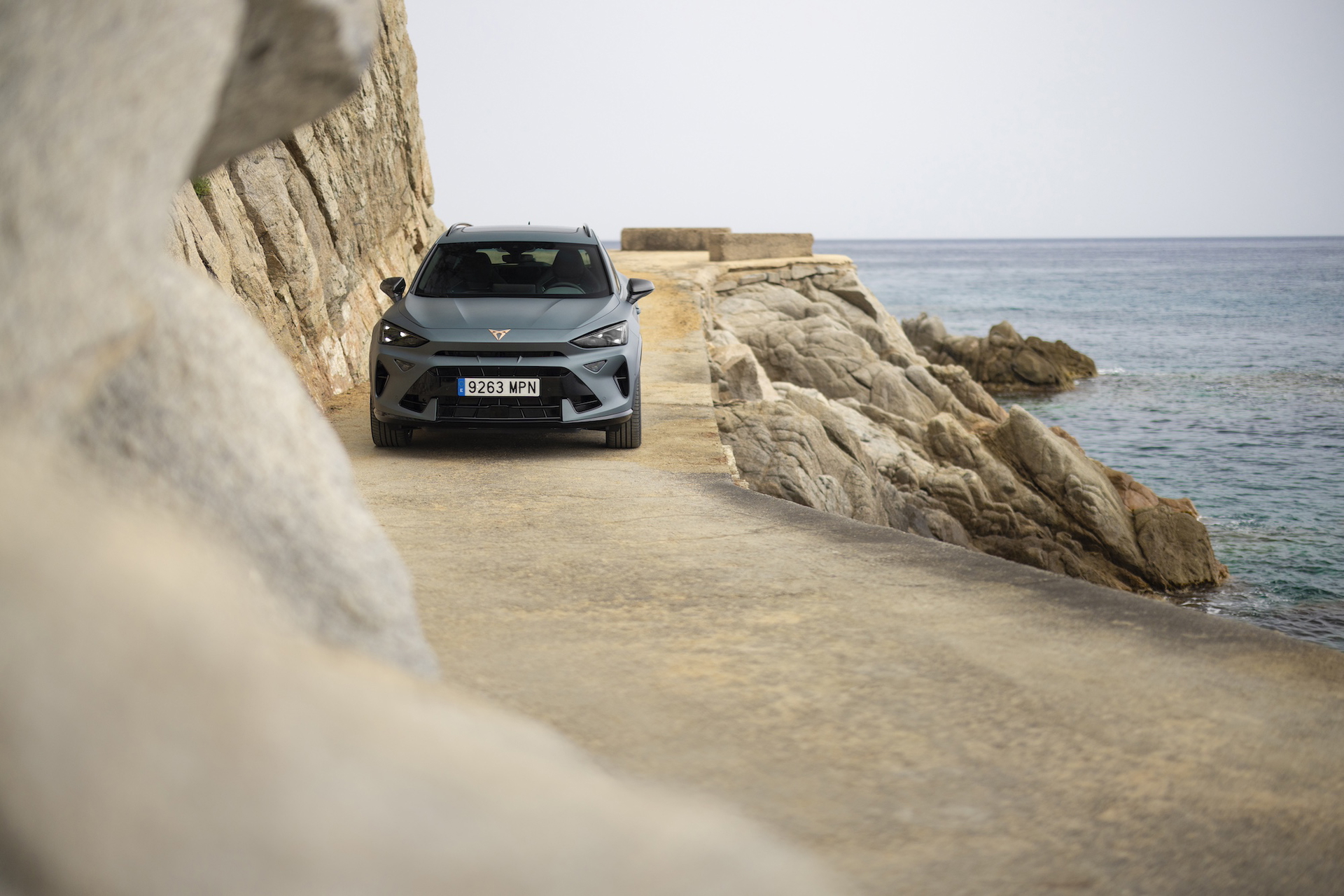 Vista lateral del CUPRA Formentor 2024 en entorno natural.