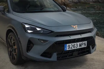 Vista frontal del renovado CUPRA Formentor 2024 destacando su diseño agresivo.
