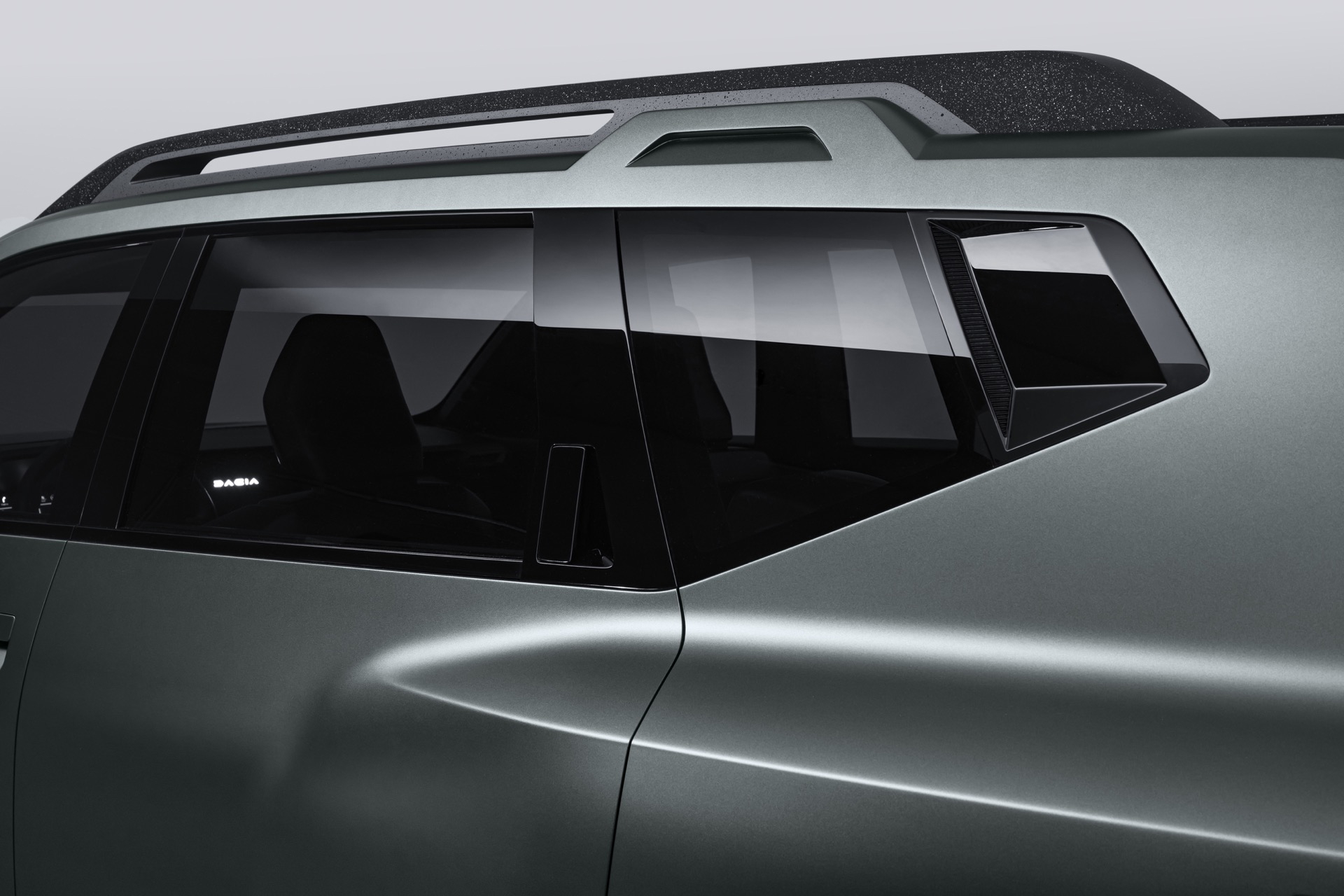 Vista lateral del prototipo Dacia Bigster, destacando su robusto diseño y línea de techo.