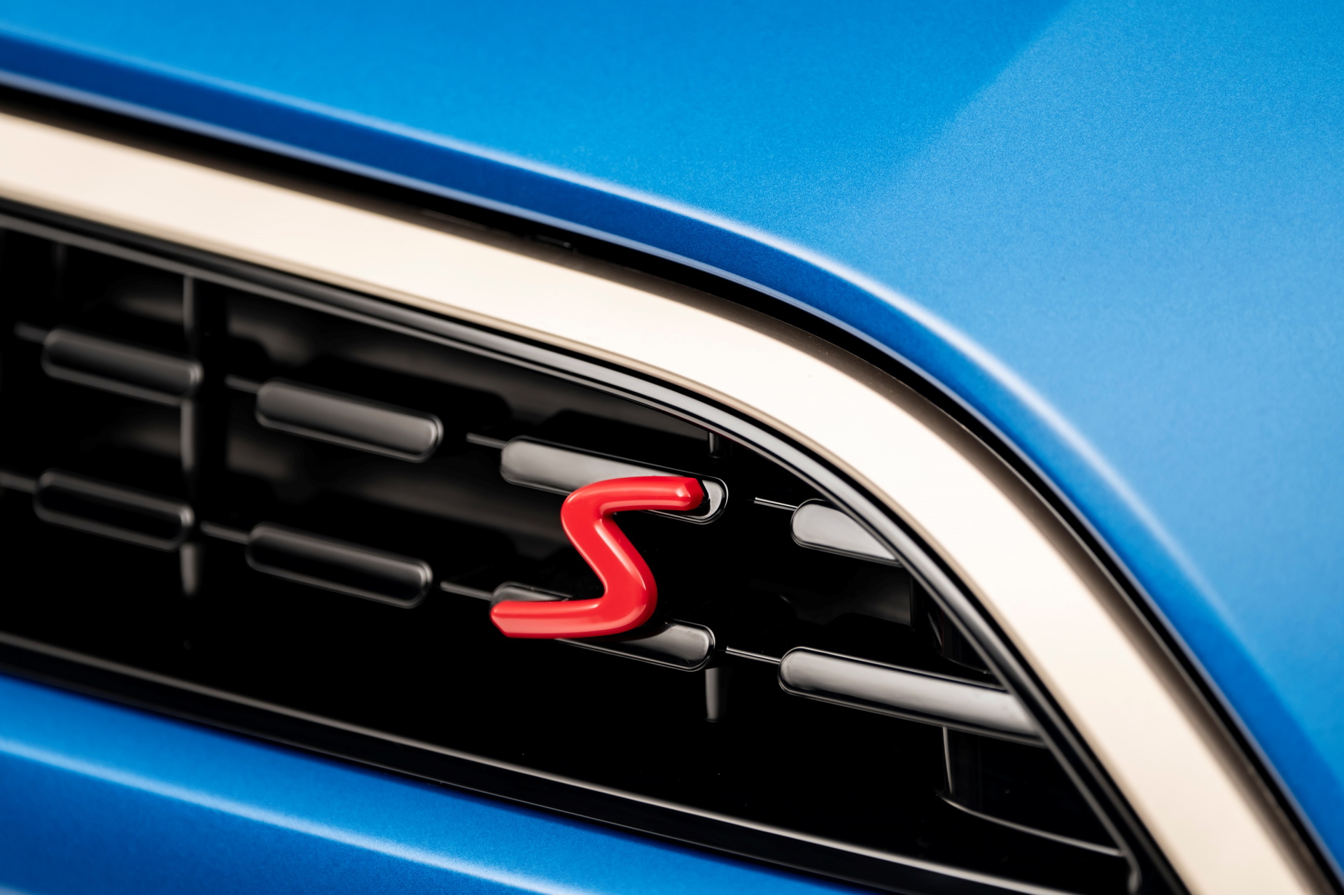 Primer plano del emblema distintivo del MINI Cooper S