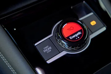 Vista cercana de la palanca de cambios del Volkswagen Tiguan 2024.