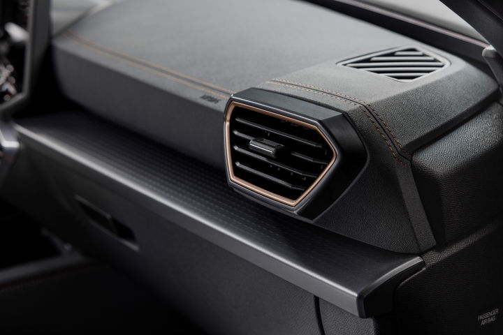 Exquisito diseño de salida de aire en el CUPRA Formentor 2024, con un toque de sofisticación.