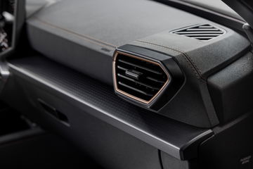 Exquisito diseño de salida de aire en el CUPRA Formentor 2024, con un toque de sofisticación.