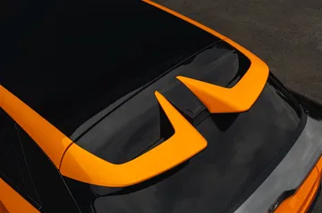 Vista cercana del techo, destacando líneas de diseño.