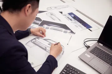 Diseñador perfilando líneas del futuro Volvo EX90 Excellence sobre papel. Diseñador perfilando líneas del futuro Volvo EX90 Excellence sobre papel.