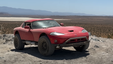 Un Dodge Viper convertido en monstruo todoterreno dominando el paisaje.
