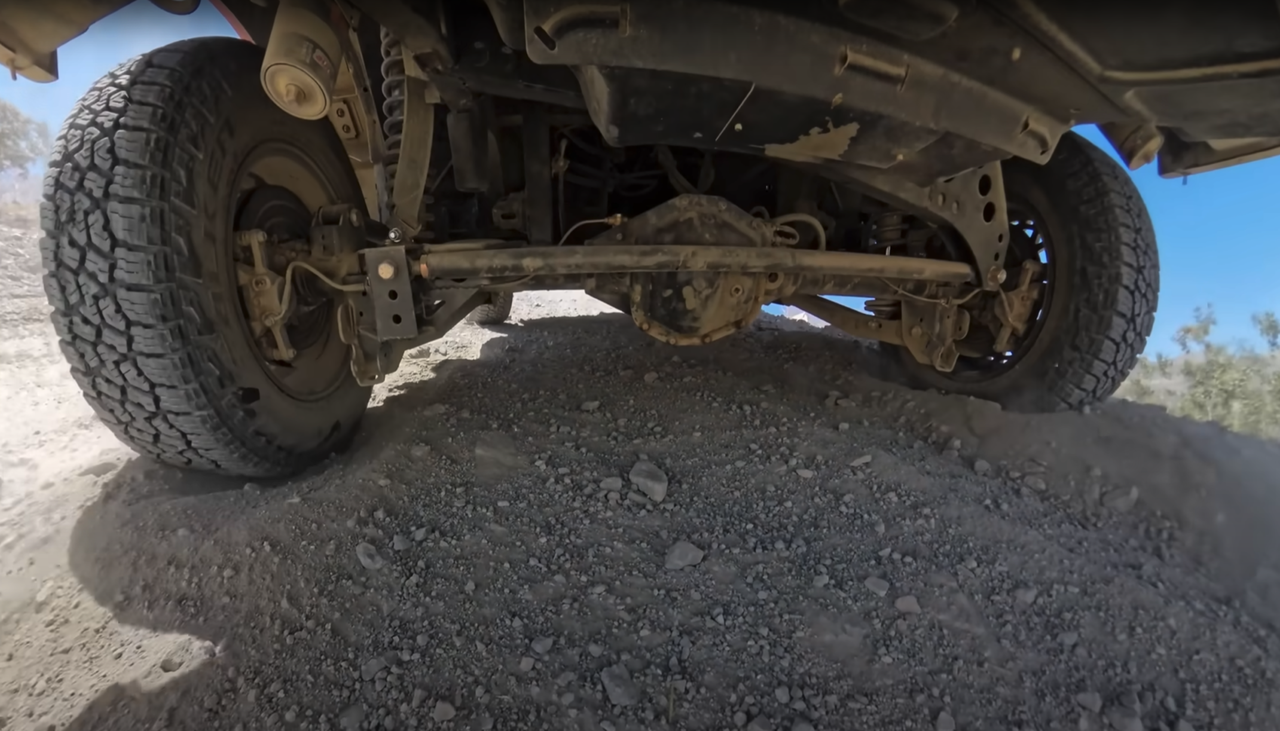 Vista detallada de la suspensión y eje trasero de un Dodge Viper modificado para todoterreno.