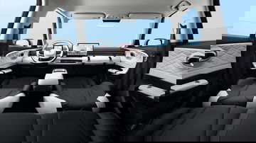 Vista delantera del habitáculo, destacando diseño y ergonomía.