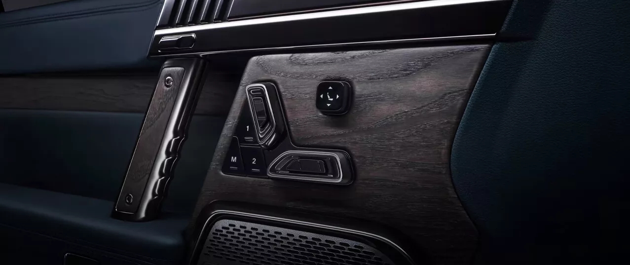 Detalle de diseño interior del Dongfeng M-HERO, mostrando calidad y robustez.