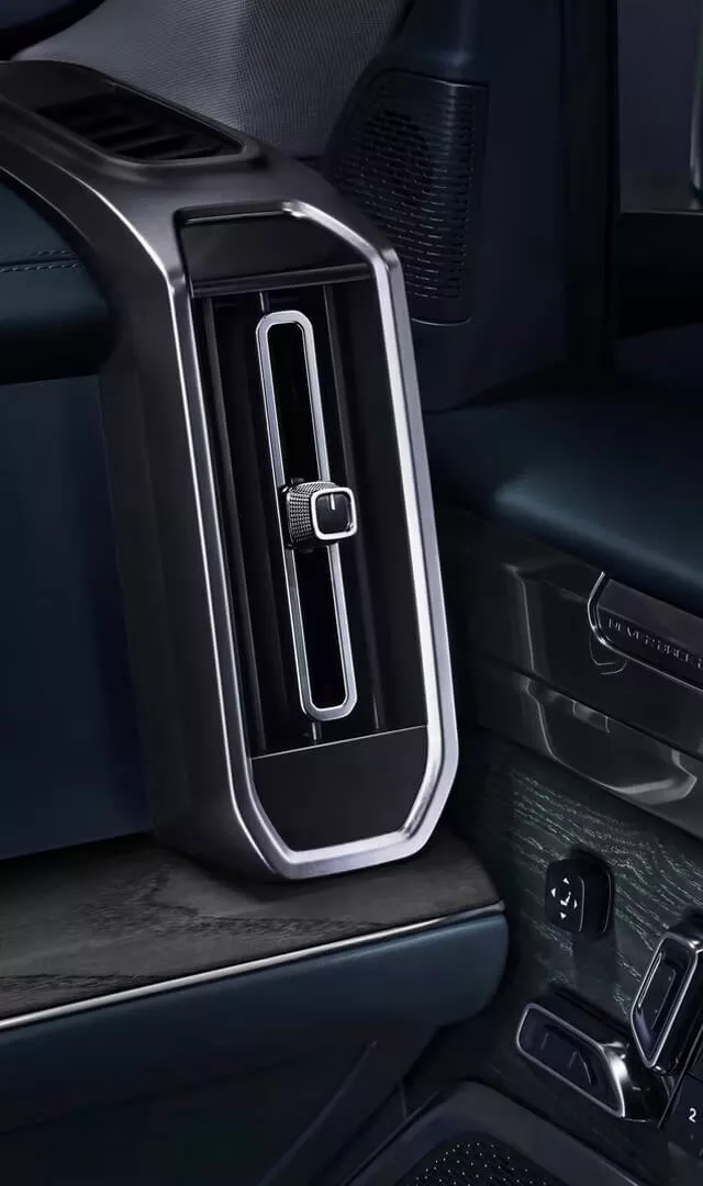 Vista cercana de un detalle del interior del Dongfeng M-HERO, calidad y diseño robusto.