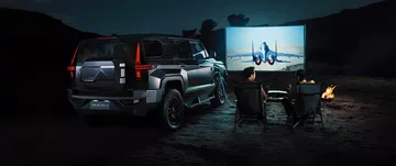 La bestialidad del Dongfeng M-HERO se palpa en su robusta estampa trasera, intimidante incluso de noche.