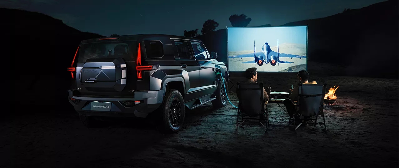 La bestialidad del Dongfeng M-HERO se palpa en su robusta estampa trasera, intimidante incluso de noche.