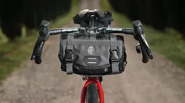 Vista frontal Ducati todoterreno, diseño robusto para terrenos complicados.