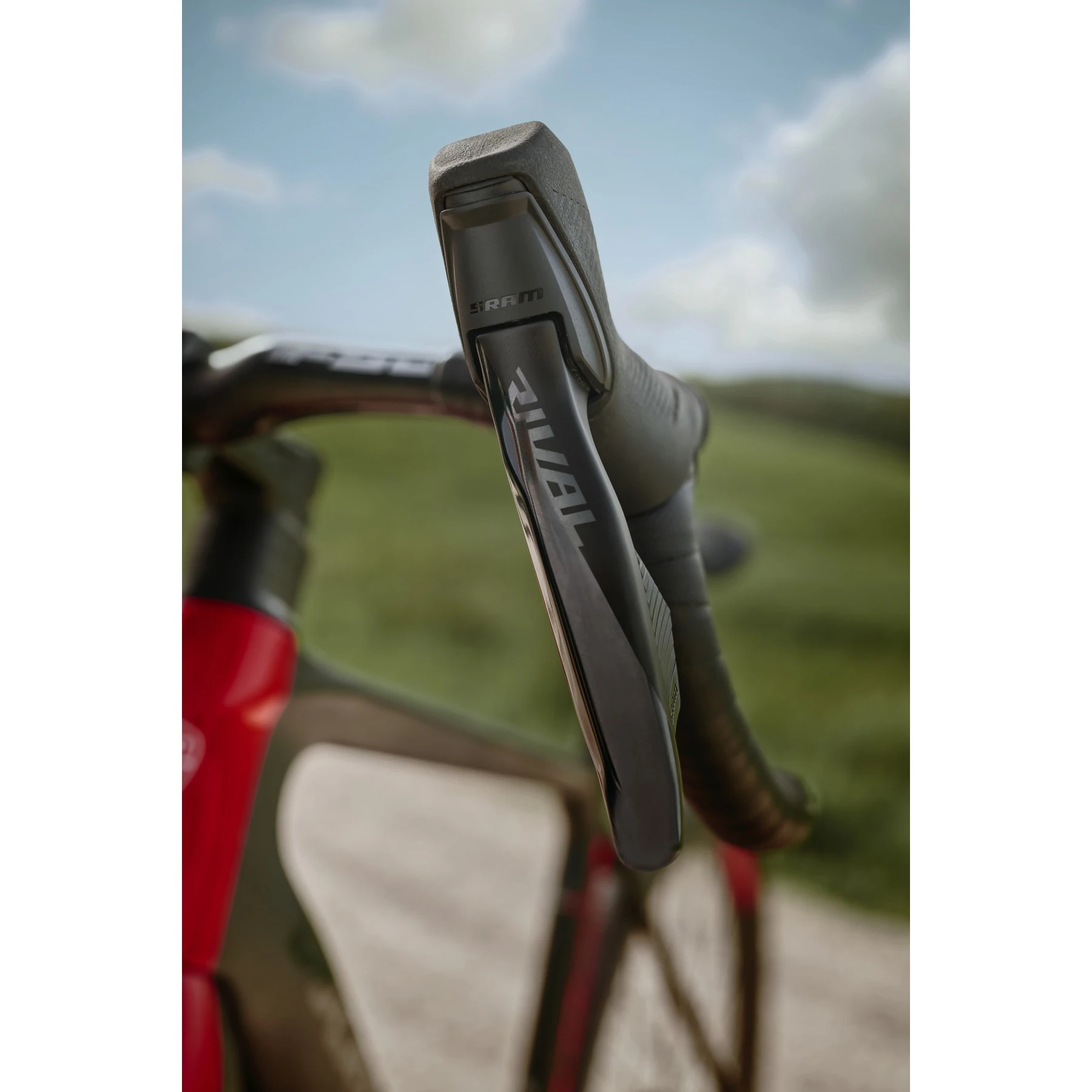 Primer plano del manillar de la bicicleta Ducati Futa All-Road.