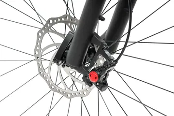 Primer plano del sistema de frenos y motor central de una ebike trail.