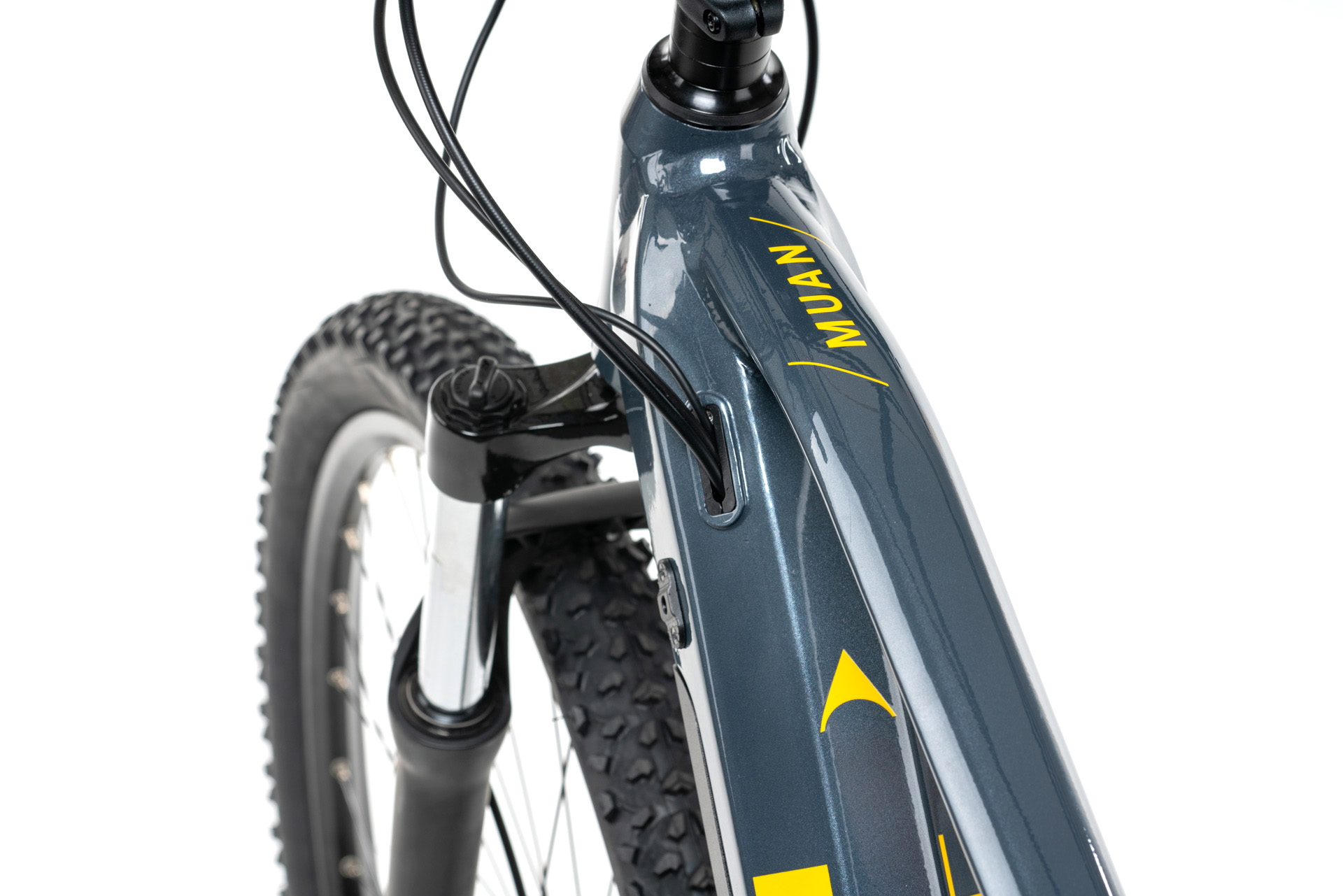 Innovadora ebike de trail con motor central, 70 km autonomía. Destaca su diseño y funcionalidad.