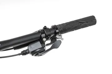 Detalle del manillar y sistema de control de una ebike.