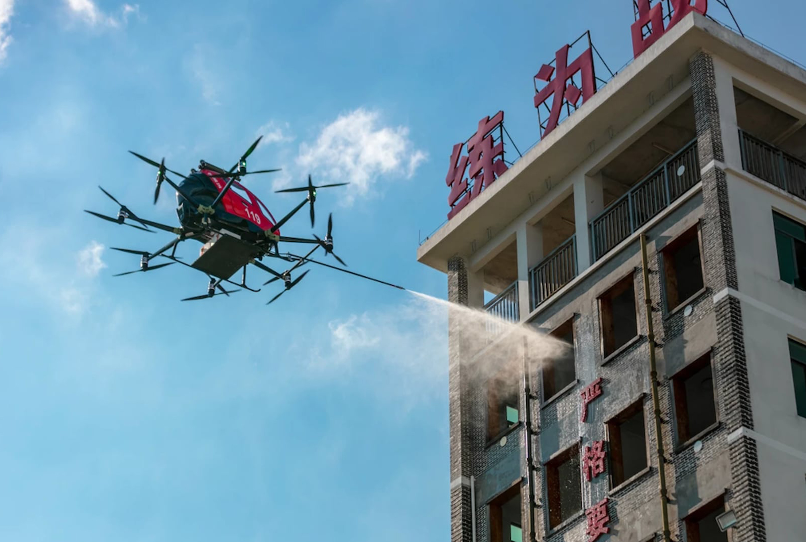 Innovador dron EHang 216F en acción, combatiendo incendios desde el aire.
