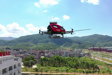 Taxi volador autónomo EHang 216F en vuelo demostrando sus capacidades.